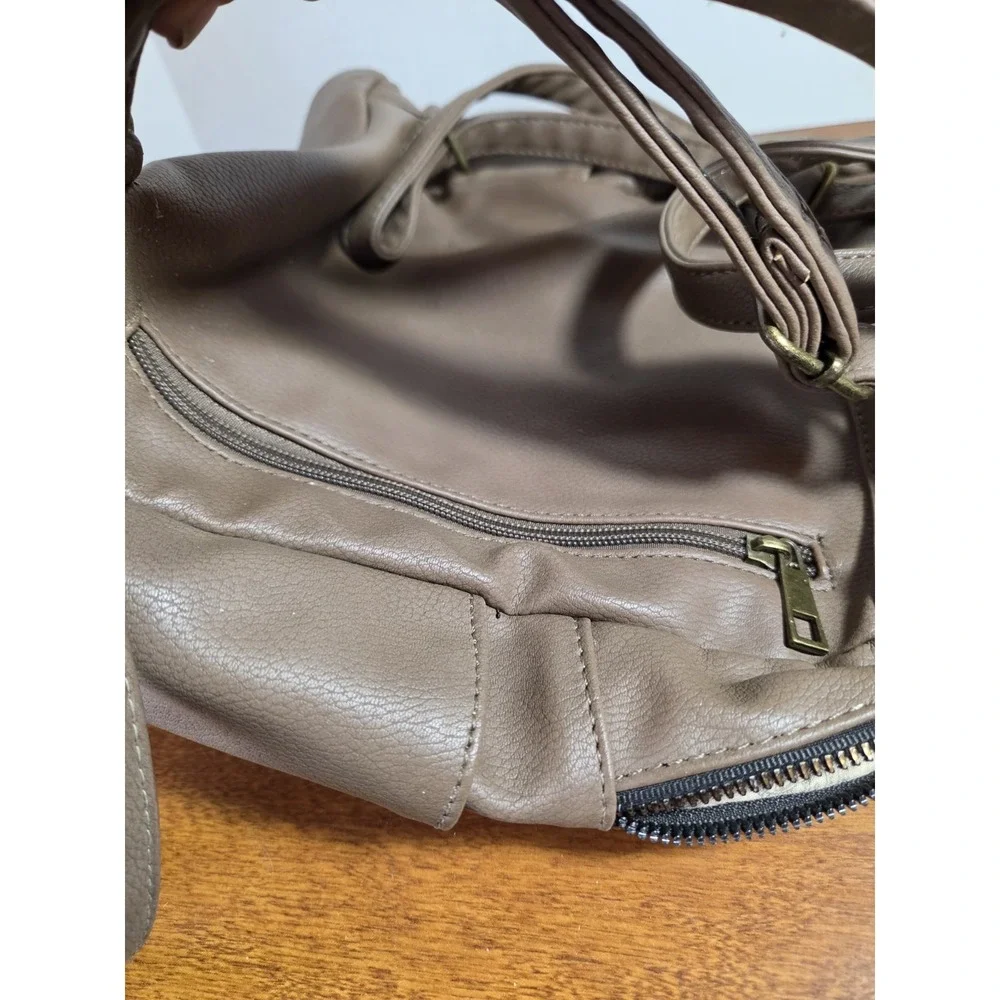 Beautiful Revive Vintage Tan Vegan Backpack Magnetic Clousure Brown Zip